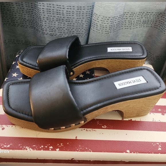 Beautiful Steve Madden slides. - Picture 4 of 7